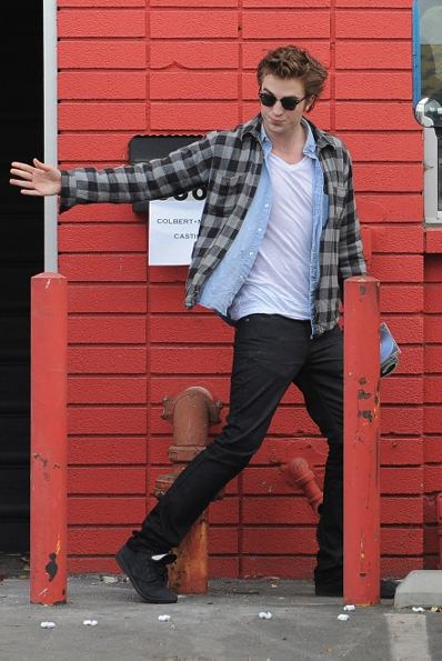 fp_2177860_robert-pattinson-plaid_0_0_0x0_400x595.jpg